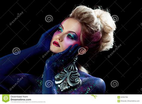 Jeune Fille Blonde Attirante Dans L Art Maquillage Lumineux Hauts Cheveux Peinture De Corps