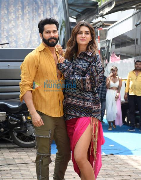 Photos Varun Dhawan Kriti Sanon And Amar Kaushik Snapped Shooting For