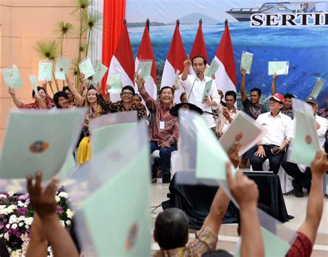 Jokowi Serahkan 2 000 Sertifikat Hak Atas Tanah Di Manado Kopitimes Id