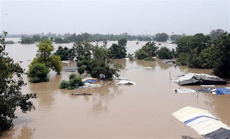 Fuertes Lluvias Provocan Casi Cien Muertos En La India