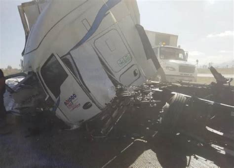 Choque entre tráileres deja un muerto en Galeana