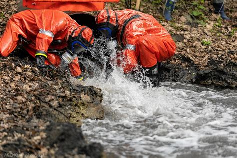 Greenpeace nie chce kolejnej katastrofy na Odrze Zablokowali odpływ z