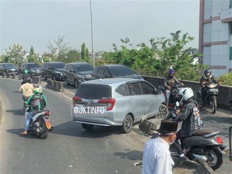 Sopir Diduga Mengantuk Mobil Tabrak Separator Flyover Pesing Jakbar