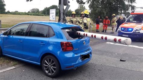 Bahnunfall In Wahlstedt Schranke Durchbohrt VW Fahrer Unverletzt