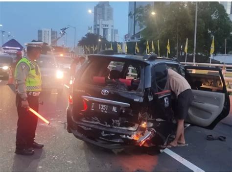 Mobil Minibus Pecah Ban Dan Terguling Di Turunan Flyover Pancoran