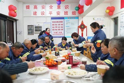 阖家欢聚的日子里，这群“城市美容师”守护城市，扮靓新春工作公厕垃圾