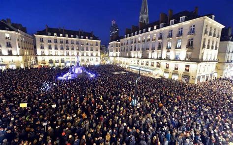 Attentat Contre Charlie Hebdo Des Dizaines De Milliers De Manifestants