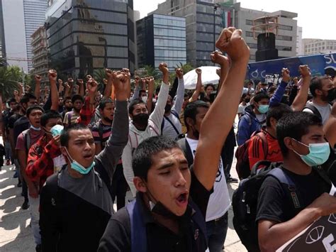 Marchan En CDMX Familiares De Los 43 Estudiantes De Ayotzinapa