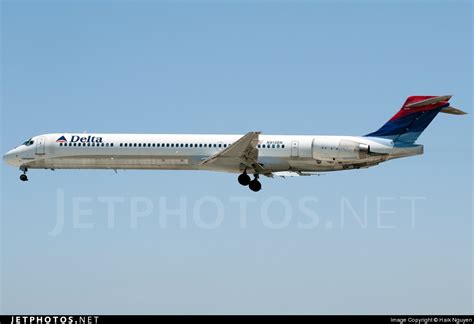 N Dn Mcdonnell Douglas Md Delta Air Lines Haik Nguyen