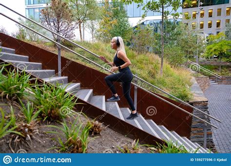 Mujeres En Ejercicio Corriendo Intervalos R Pidos En Las Escaleras En