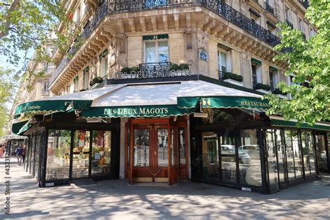 Les deux magots à Paris enseigne du célèbre restaurant café