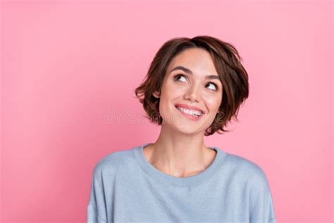 Foto De Una Jovencita Guapa Dama De Brunette Que Busca Ropa Deportiva