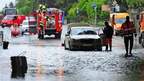 Unwetter Heftiger Regen überflutet Straßen in München DER SPIEGEL