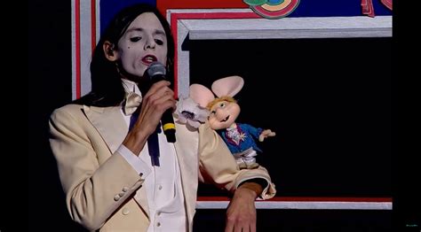 Lucio Corsi e Topo Gigio a Sanremo 2025: omaggio e divertissement ...