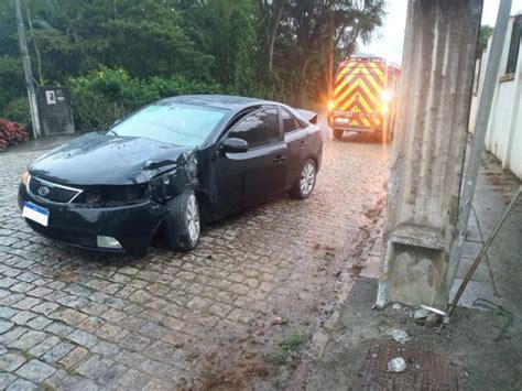 Condutor Encaminhado Ao Hmrt Ap S Colis O Contra Poste No Centro