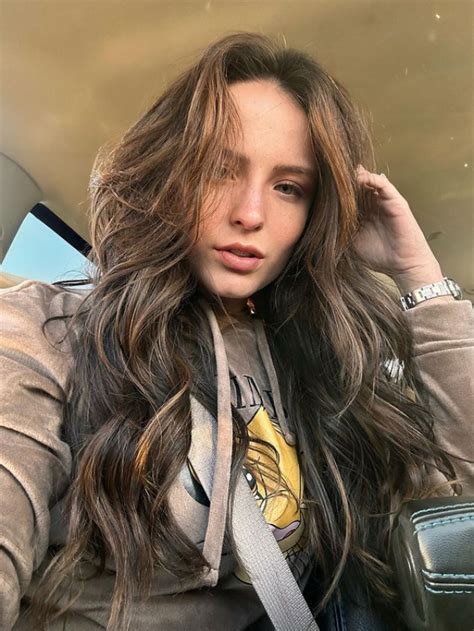 Larissa Manoela abre álbum de selfies e ganha elogios Notícias de