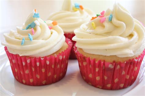 Simple Vanilla Frosting for Cupcakes • Hip Foodie Mom