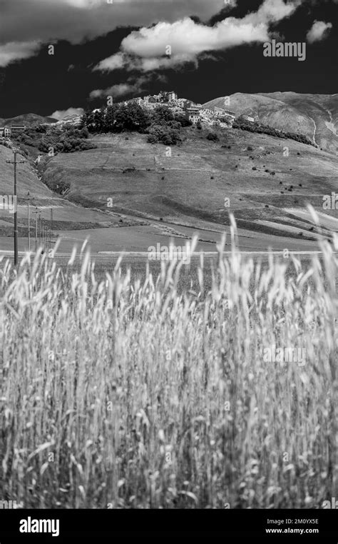 Castelluccio Di Norcia Foto E Immagini Stock In Bianco E Nero Alamy