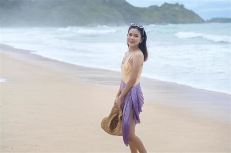 Belle Jeune Femme En Bikini Profitant Et Se Relaxant Sur La Plage L