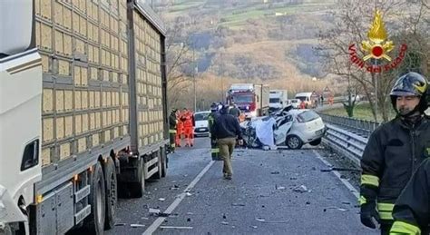 Incidente Auto Contro Un Tir Mentre Va A Lavoro Morto Un Ragazzo Di