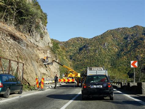 Circula Ie Blocat Complet Pe Valea Oltului Dup Ce Un Copac A C Zut Pe