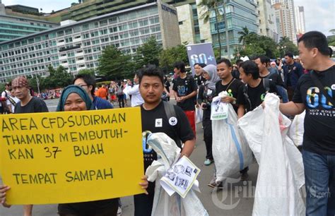 Aksi Pungut Sampah Di Jalan Mh Thamrin Sudirman Foto