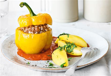 Gef Llte Paprika Mit Tomatensauce Und Salzerd Pfeln Frisch Gekocht