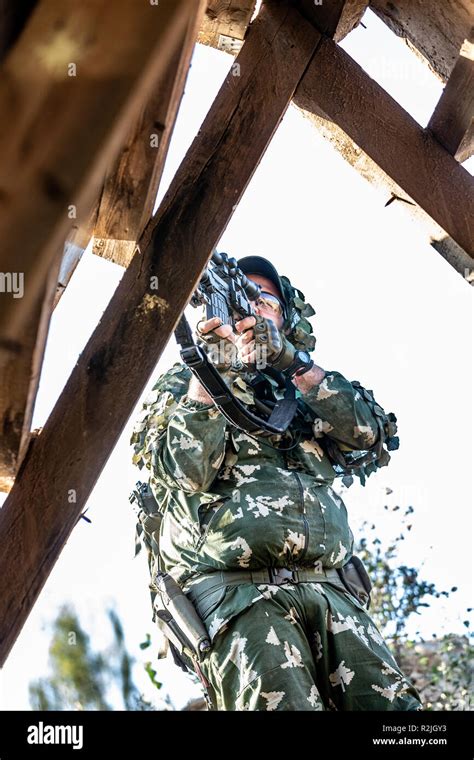 Sniper Armados Con Gran Calibre Un Rifle De Francotirador Disparar A