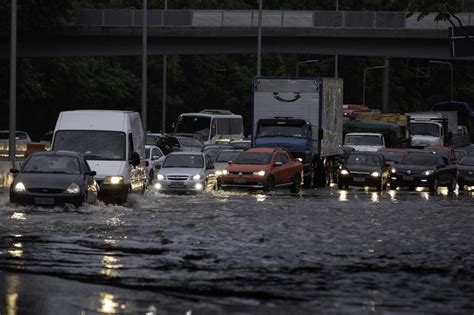 SP Chuvas causam alagamentos e comprometem transporte rodízio é