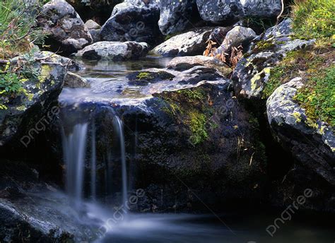 Air Mengalir Di Atas Bebatuan Batu Mata Air Foto Latar Belakang Dan