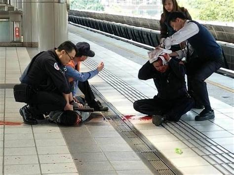 台北警员地铁站被砍头破血流 嫌犯已被制伏图台湾警员砍伤新浪新闻