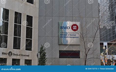 Fachada De Edificio De Oficinas En El Centro De Calgary Con Logo De