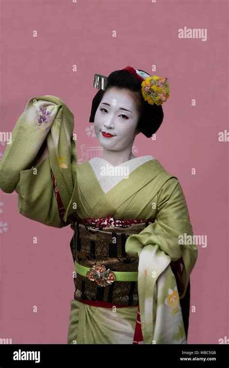 Geisha public performance hi-res stock photography and images - Alamy