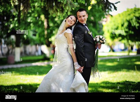 wedding couple at the green park Stock Photo - Alamy