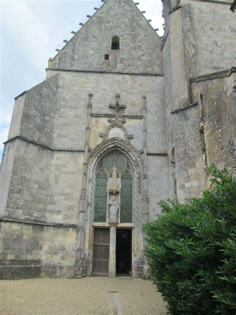 Abbaye de Ligugé à droite la tour clocher ancien transept S de l