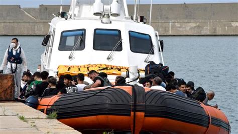 Sbarco Di Migranti A Crotone Fermati Tre Scafisti Egiziani Gazzetta