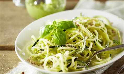 Espaguetis de calabacín con pesto y parmesano de almendras Fundación G E