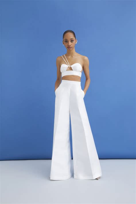 Bridal Fall 2023 Trends: Ball Gowns, Minimalism and Bows [PHOTOS]