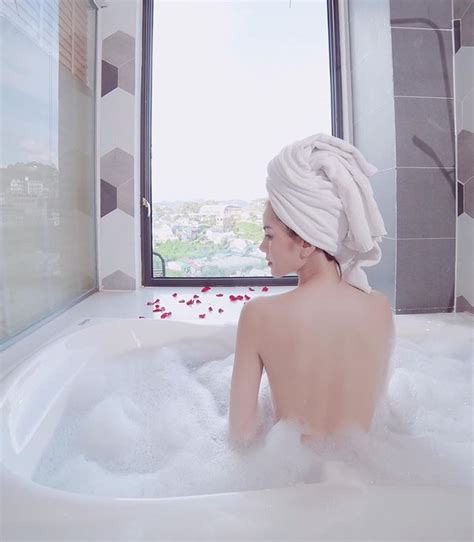 Dàn thí sinh mặc bikini tạo dáng khêu gợi phản cảm trên sóng HTV là ai