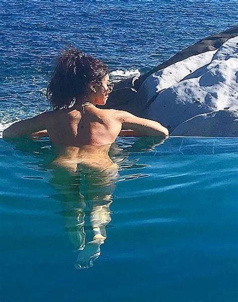 Sarah Hyland Gets Butt Naked To Go Skinny Dipping Taxi Driver Movie