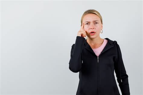 Junge Blonde Frau In Einer Schwarzen Jacke Kostenlose Foto