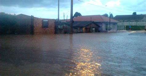 G Chuva Forte Deixa Casas Alagadas Em Tr S Bairros De Castro No