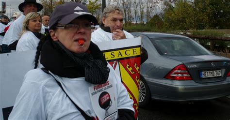 Strasbourg Sur Le Pont De LEurope Une Centaine De Buralistes Manifestent