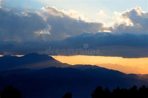 Fascinante Puesta De Sol De Color Naranja Suave Sobre La Silueta De