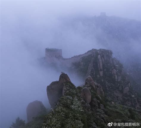 雾中的涞源石窝长城，就像披上一层纱，产生一种朦胧美～涞源石窝长城新浪新闻