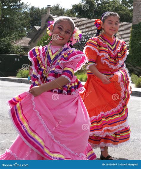 Twee Meisjes Van Latina In Traditionele Kleding Redactionele Fotografie Image Of Rood Optocht
