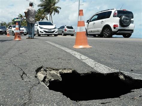 G1 Buraco Se Abre E Prejudica Trânsito Em Avenida Na Jatiúca Em Maceió Notícias Em Alagoas