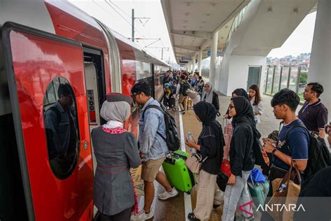 Libur Panjang Penumpang Kereta Meningkat ANTARA News