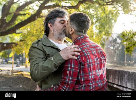 Hommes Gay Qui Sembrassent Banque De Photographies Et Dimages Haute