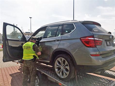 Przewoził bmw z podrobionym tytułem własności Auto na granicy